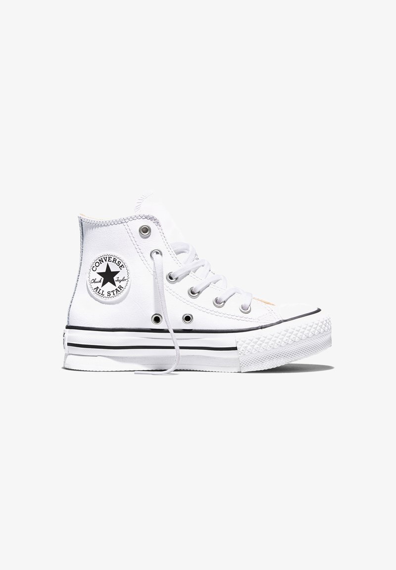 Sneaker Converse Chuck Taylor All Star alta bianca con logo a stella nero sulla caviglia e lacci bianchi su sfondo bianco.