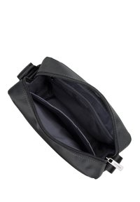 Borsa a spalla in tessuto nero con chiusura con zip, dotata di due scompartimenti interni e di un'etichetta metallica. Esterno testurizzato con rivestimento morbido.