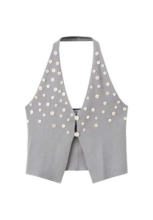 Top dos-nu côtelé gris avec boutons sur le devant et boutons blancs dispersés décorant le haut de la poitrine et des épaules.