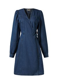 Robe portefeuille en denim avec manches longues bouffantes, décolleté en V profond et ceinture à nouer. Présente des rayures verticales fines et deux poches avant. Couleur bleu foncé.