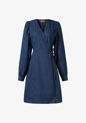 Spijkerjurk met overslag, lange pofmouwen, diepe V-hals en strikceintuur. Heeft verticale fijne strepen en twee zakken aan de voorkant. Donkerblauwe kleur.