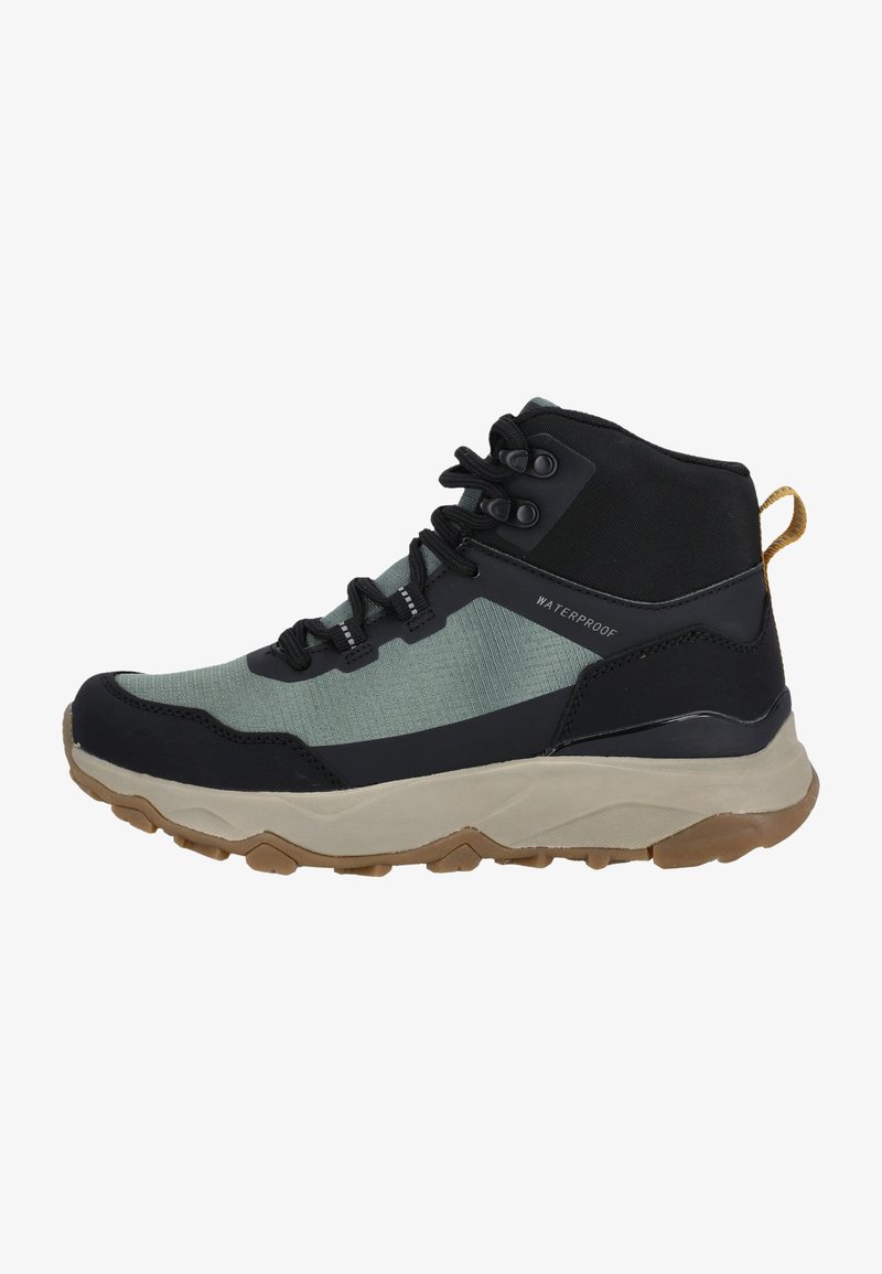 Bottes de randonnée imperméables avec une tige en tissu vert menthe, des surpiqûres synthétiques noires, une semelle beige épaisse et une boucle de traction à l'arrière.
