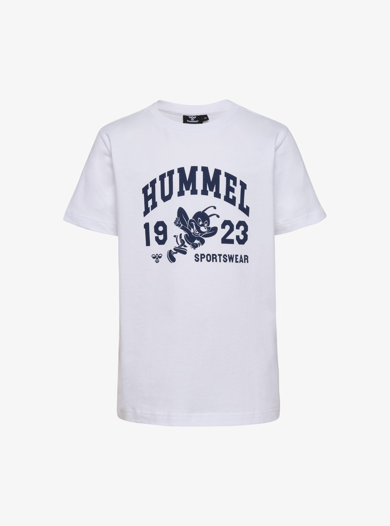 Vit bomull T-shirt med marinblå text "HUMMEL 1923 SPORTSWEAR" och en tecknad bi-grafik centrerad nedanför texten.