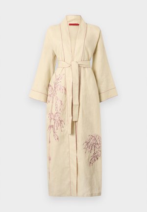 Peignoir en lin jaune pâle avec des broderies roses de plantes, manches longues, ceinture à nouer et coutures contrastées le long des bords.