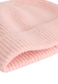 Gorro de punto rosa con un patrón acanalado suave y texturizado y un puño doblado. Hecho de hilo cálido y ligero.