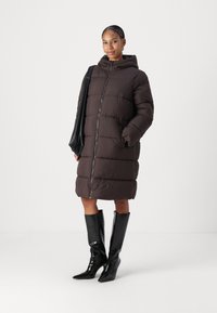 MAMALICIOUS URSA PUFFER JACKET - Cappotto invernale - chocolate torte