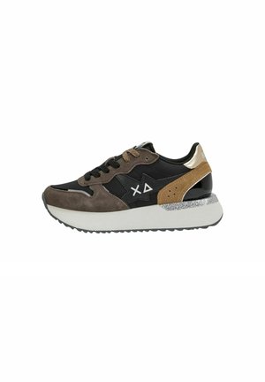 Sneakers basses avec des panneaux noirs, marron et beige, semelle blanche avec détail paillettes argentées, lacets noirs et logo blanc sur le côté.