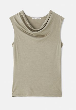 Cowl neck ermeløs topp i lys beige stoff. Myk tekstur, tettsittende design, med jevn draping ved utringningen og rett nederkant.