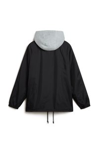 Czarna kurtka typu windbreaker z szarym kapturem. Posiada elastyczne mankiety, ściągacz na dole oraz gładki, lekki materiał. Wyświetlony widok z tyłu.