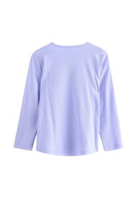 Langærmet top i lyse lavendel-cotton med rund halsudskæring og syet kant. Glat tekstur, ingen mønstre eller markeringer synlige.