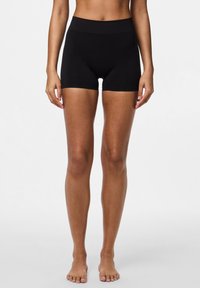 Boxer shorts neri e elasticizzati con una cintura ampia e liscia; progettati per il comfort con una forma aderente. Nessun motivo o accentuazione visibile.