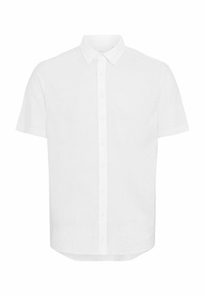 Chemise en lin blanche à manches courtes avec un devant à boutons et un col pointu, dotée d'un ourlet droit et d'un tissu léger et texturé.