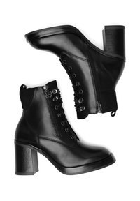 Melnas ādas potītes zābaki ar platu papēdi, ar priekšējo saistīšanu un s�ānu rāvējslēdzēju. Gluda tekstūra ar izturīgiem aparatūras akcentiem.