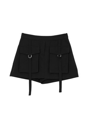 Pantaloni corti neri con due tasche frontali, caratterizzati da accenti in metallo argentato, vita piatta e passanti per cintura cuciti. Tessuto dalla texture liscia.