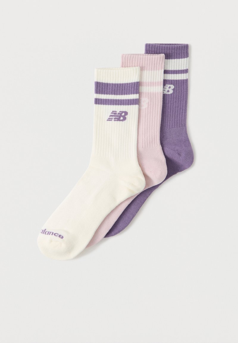 Drei gerippte Kurzsocken in Weiß, Pink und Lila mit Streifen und "NB"-Logos, auf einem weißen Hintergrund überlappend angeordnet.