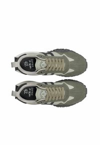 Las zapatillas verdes y grises presentan una combinación de gamuza y malla, diseño con cordones, suela de goma negra y un logo en la lengüeta. Talla 42.