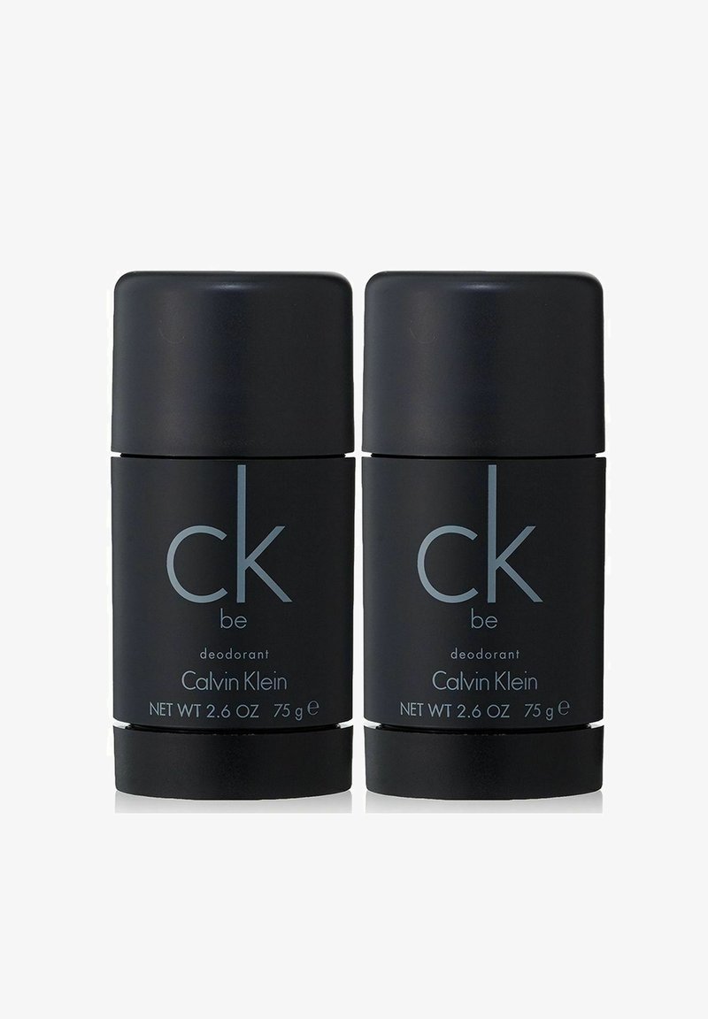 Kaksi mustaa sylinterimäistä deodoranttitikkuja, jotka on merkitty "CK Be" hopeateksteillä, 75 g (2,6 oz) kukin, ja joissa on sileä mattapintainen viimeistely.