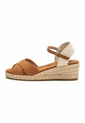 Sandalía de cuña de ante marrón con diseño de tiras cruzadas, correa de tobillo tejida en beige y plataforma envuelta en yute, con suela texturizada.