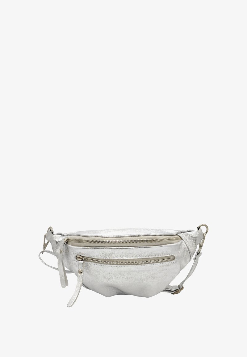 Banane en cuir argenté avec deux poches zippées, une forme incurvée, une finition texturée et une sangle ajustable pour un port sécurisé.