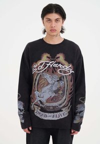 Zwarte langemouwen shirt met een grafisch ontwerp van paarden en vlammen. De tekst "Ed Hardy" en "DEAD or ALIVE" zijn duidelijk zichtbaar.
