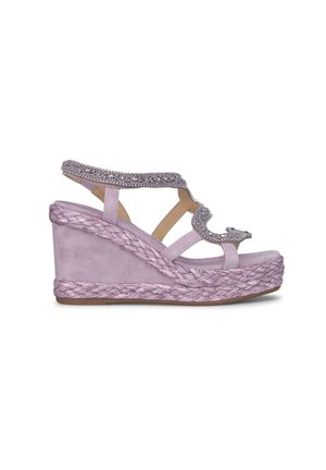 Sandali a zeppa in suede viola con suola in juta intrecciata, fasce decorate con strass scintillanti, design con punta aperta e dettagli incrociati.