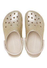 Złote klapki z brokatem o gładkiej powierzchni, otwartym palcu i okrągłych otworach wentylacyjnych. Teksturowana wkładka i tylne paski dla pewnego trzymania.