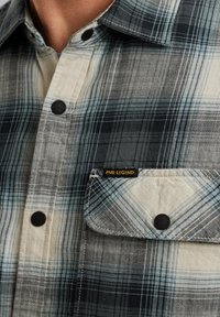 Geruite flanellen shirt in blauwe, zwarte en crèmekleuren. Voorzien van een borstzak, knoopsluiting en een PME Legend-label. Gelaagde stof.