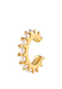 Guldfarvet øreklips med hvide perler, der er sat i et buet design med en struktureret kant, hvilket fremhæver en moderne og detaljeret stil.