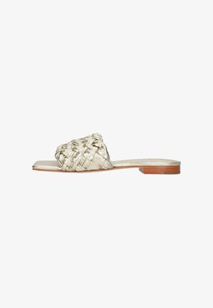 Vævet metallic guld slip-on sandal med en tekstureret overdel, flad sål og en lille træhæl, der har et minimalistisk flettet design.