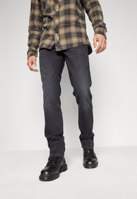 Wrangler TEXAS  - Vaqueros rectos - universe