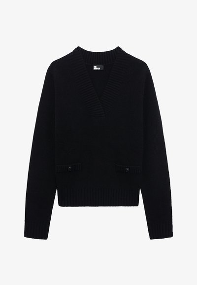 Pull en tricot noir avec un col en V, texture côtelée et deux poches avant avec fermetures à bouton. Manches longues et design ajusté.