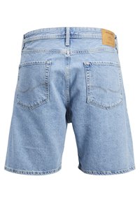 Ljust blå denimshorts med rak skärning, som har två bakfickor, synlig sömnad och en märkesläderpatch vid midjan.