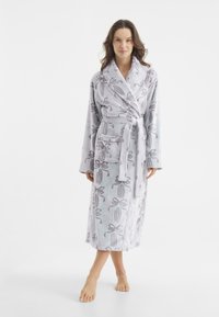 Hellgrauer Fleece-Bademantel mit Wickeldesign, versehen mit einem Schleifenmuster, breitem Kragen und einem Bindegürtel. Enthält eine frontale Tasche.