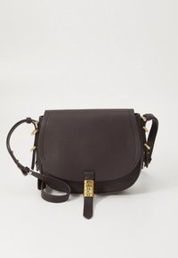 Tamsiai ruda odinė rankinė per petį su auksinės spalvos detalėmis, užsegama klostės tipo uždarymu ir peties dirželiu. Išskirtinis ryškus logotipo elementas.