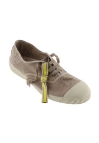 Sneaker in tela beige con punta rotonda in gomma, lacci tono su tono e etichetta gialla. Suola piatta con dettagli testurizzati per migliorare la presa.