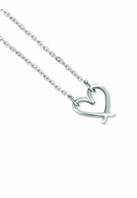 Stříbrný kovový náhrdelník s přívěskem ve tvaru srdce. Řetízek má oválné články a přívěsek má hladký, leštěný povrch.