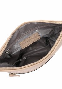 Pochette con zip beige, con esterno texturizzato. Interno foderato in tessuto grigio con un sottile motivo a logo. Include un'etichetta e una piccola tasca.