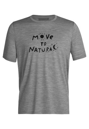 Graues T-Shirt mit kurzen Ärmeln mit schwarzem Text "Move to natural" und Sonnen- und Mondillustrationen auf der Vorderseite.