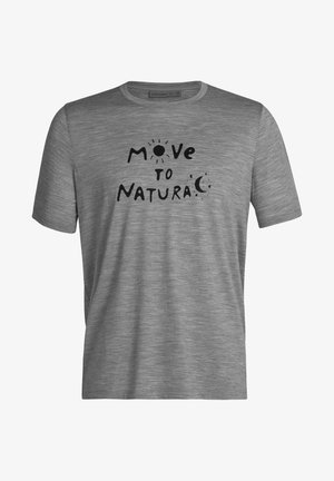 Graues T-Shirt mit kurzen Ärmeln mit schwarzem Text "Move to natural" und Sonnen- und Mondillustrationen auf der Vorderseite.
