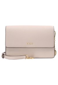 Borsa a tracolla DKNY rosa pallido con finitura testurizzata, hardware dorato, chiusura a pattina e dettagli in catena e tracolla. Forma rettangolare sottile.