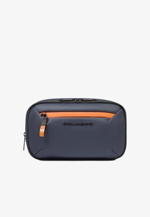 Kompakte rechteckige Marineblaue Tasche mit einem orangefarbenen Reißverschluss und einem kleinen orangefarbenen Reißverschlussanhänger an der Fronttasche.