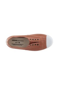 Scarpa slip-on in tela terracotta con punta in gomma bianca. Presenta cinque occhielli e una tomaia in tessuto testurizzato. Sottopiede in cotone riciclato.