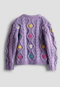 Suéter de punto lavanda con patrones de trenzado y bordado floral multicolor en las mangas. Puños y dobladillo acanalados. Acabado texturizado.