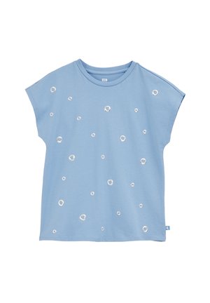 Camiseta de manga corta de color azul claro, fabricada en suave algodón, con bordados circulares blancos dispersos en la parte delantera. Cuello redondeado.