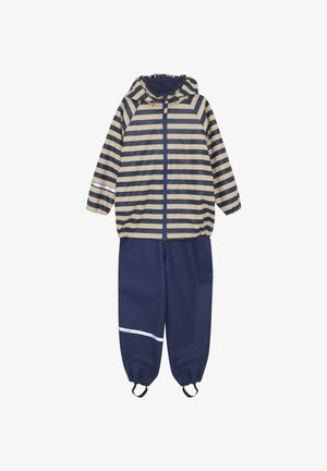 Completo antipioggia per bambini composto da giacca con cappuccio a righe orizzontali blu navy e beige e pantaloni impermeabili blu navy con polsini elasticizzati e cinturini per i piedi.