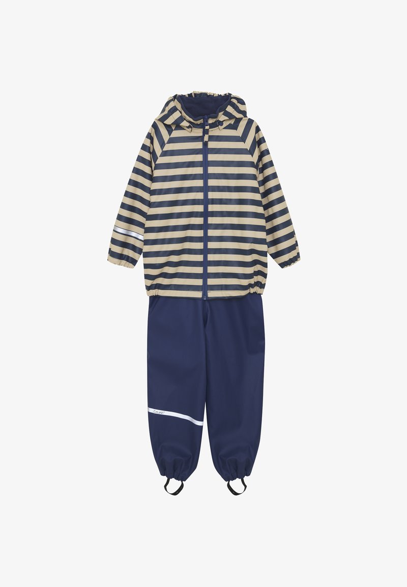 Conjunto de lluvia para niños de dos piezas con chaqueta con capucha de rayas horizontales en azul marino y beige, y pantalones impermeables sólidos en azul marino con puños elásticos y tirantes para los pies.