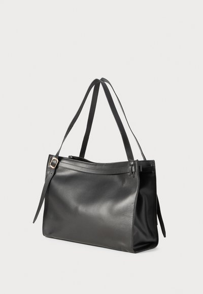 Borsa a mano nera in pelle con una trama liscia, forma rettangolare, due lunghe tracolle e chiusura con zip nella parte superiore; presenta una leggera lucentezza.