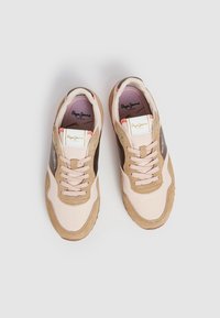 Un paio di sneakers beige e marroni di Pepe Jeans con lacci, dettagli in pelle scamosciata e etichette con il marchio sulla linguetta e sul lato, viste dall'alto.