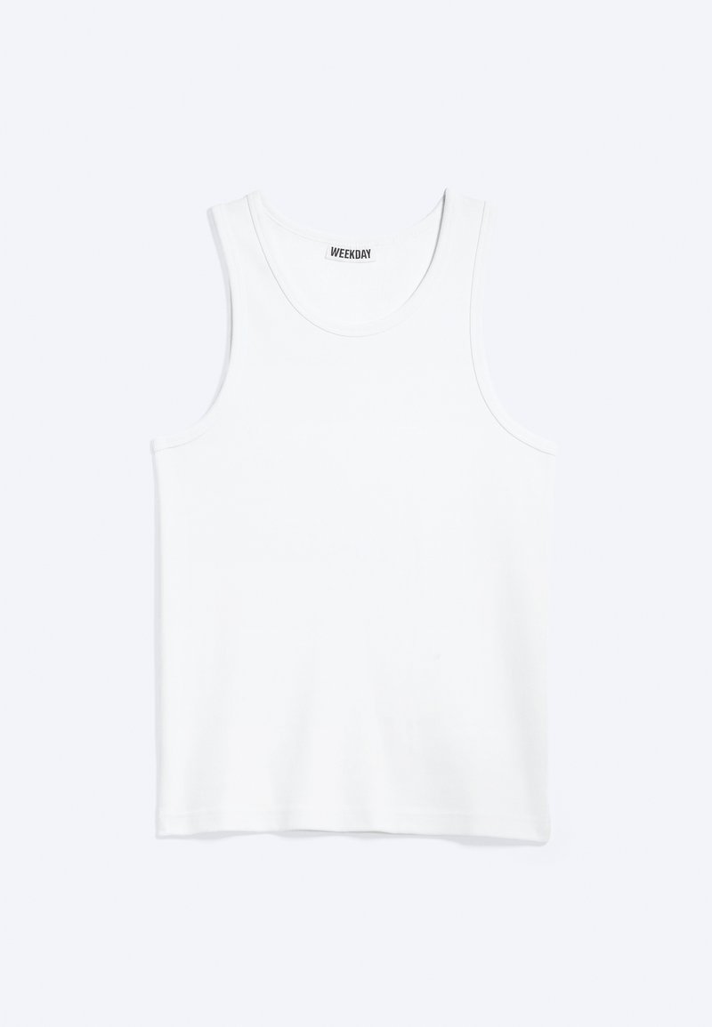 Camiseta sin mangas blanca con cuello redondo y etiqueta de la marca Weekday en el interior del cuello trasero, mostrada plana sobre un fondo claro.