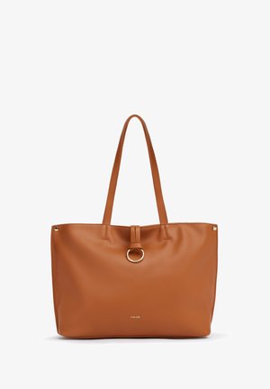 Sac cabas en cuir marron avec deux longues anses, détail anneau doré au centre et petit logo de la marque près du bas.